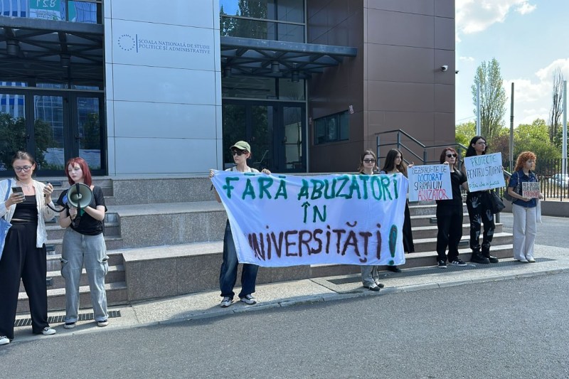 „Mi-e rușine să studiez la o universitate asociată cu abuzuri.” Cine sunt tinerii care au protestat la SNSPA, având alături o profesoară