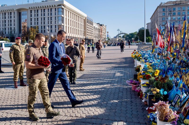 Ministrul român al Apărării efectuează o vizită la Kiev și subliniază că România nu va ceda în fața propagandei sau a presiunilor din partea formațiunilor afiliate Moscovei.