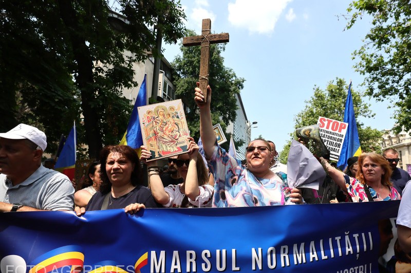 Naționalismul repetat în fața publicului, un spectacol politic însoțit de fapte care încalcă legea