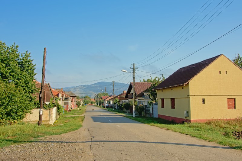 Nemulțumire în Dolj după investiția de 120.000 de lei în bănci pentru comunitate, într-o comună cu puțin sub 700 de locuitori