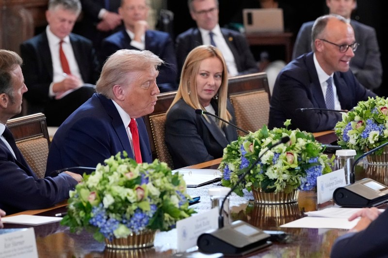 Niciunul dintre cei șapte lideri europeni prezenți nu a rostit public numele lui Putin ori al Rusiei. Meloni a afirmat că Italia a sprijinit Ucraina încă de la început și va rămâne fidel acestei poziții, fiind aproape de Trump la doar câțiva centimetri.
