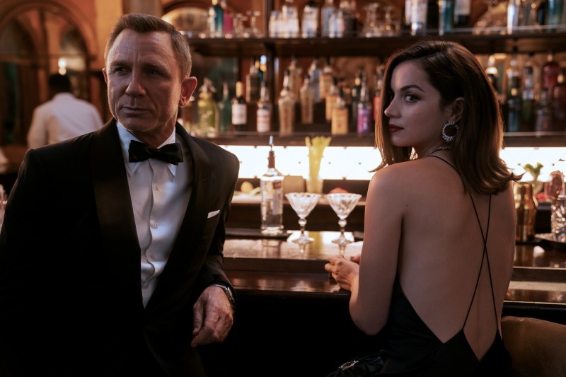 Noul scenarist al filmului „James Bond” este un laureat al Ordinului Imperiului Britanic, faimos pentru serialul său de succes