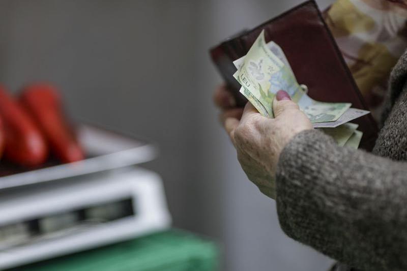 Numărul pensionarilor ce beneficiază de indemnizația socială în România și nivelul mediu al sumei primite