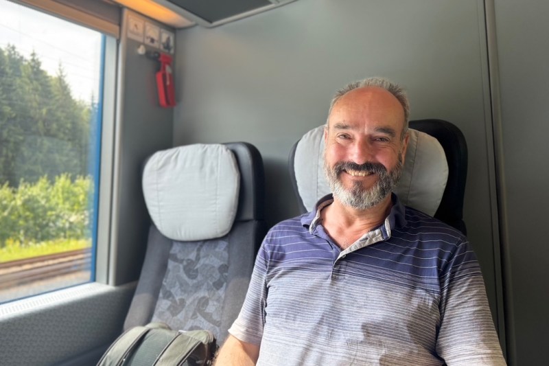 „O călătorie ca într-o altă lume”. Perspectiva unui britanic renumit pentru ghidurile sale feroviare europene, despre aventura sa feroviară în România