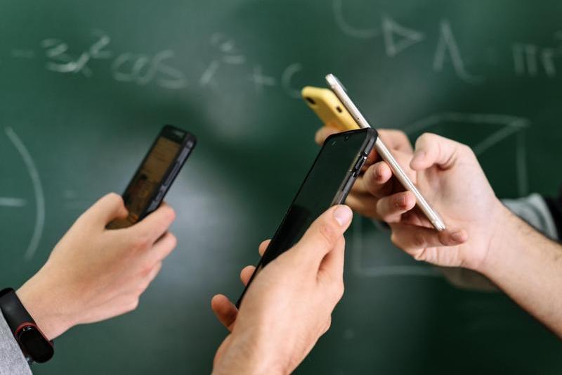 O țară europeană introduce restricții pentru telefoanele mobile în școli