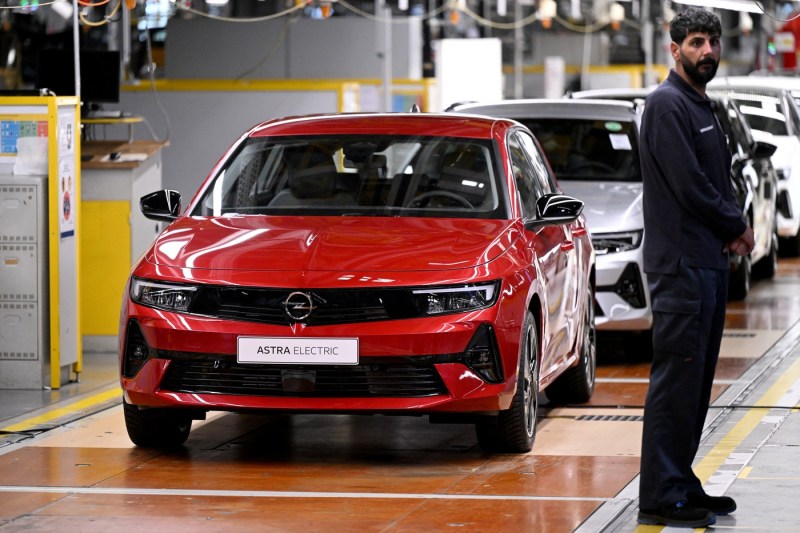 Opel renunță să vândă doar vehicule electrice în Europa începând cu 2028, adoptând o strategie de electrificare mixtă