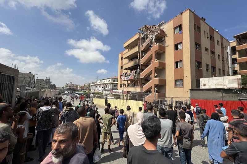 Patru jurnaliști — între care reprezentanți ai Reuters, AP și Al Jazeera — se află printre cele 15 persoane ucise în atacul asupra unui spital din Gaza, potrivit oficialilor palestinieni.