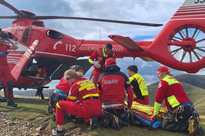 Patru tineri au murit după ce mașina în care circulau a alunecat într-o prăpastie în masivul Iezer-Păpușa; o persoană a fost evacuată cu elicopterul SMURD.