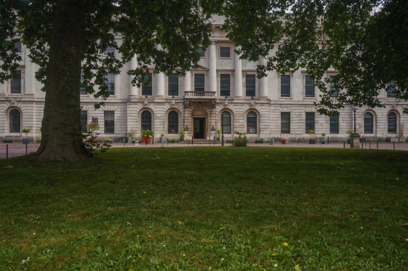 Planurile pentru o "super-ambasadă" a unui stat comunist într-un mare oraș european tulbură localnicii. "E o glumă sinistră"