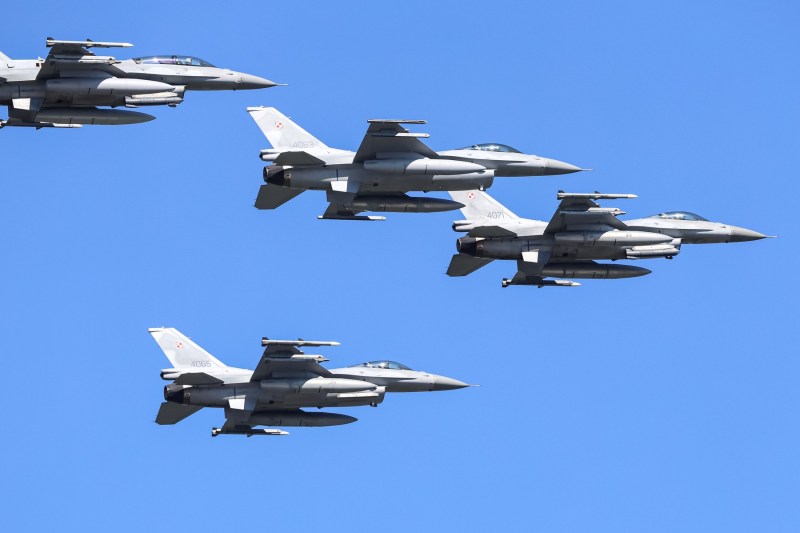 Polonia investește aproape 4 miliarde de dolari pentru a moderniza avioanele sale de vânătoare F-16 vechi de două decenii