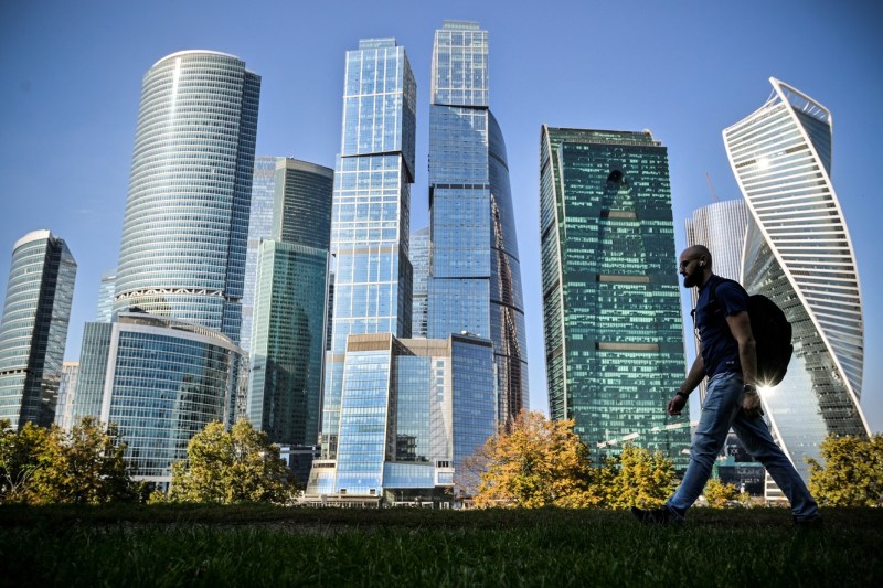 Presa din Rusia evidențiază potențialul reluării legăturilor cu Occidentul, iar experții sugerează că revenirea mărcilor occidentale în Rusia ar putea avea loc la aceeași rapiditate cu plecarea lor.