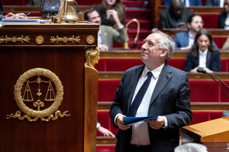 Prim-ministrul Franței face un pas riscant în fața Parlamentului, în timp ce formațiuni extremiste anunță deja că vor prăbuși guvernul.