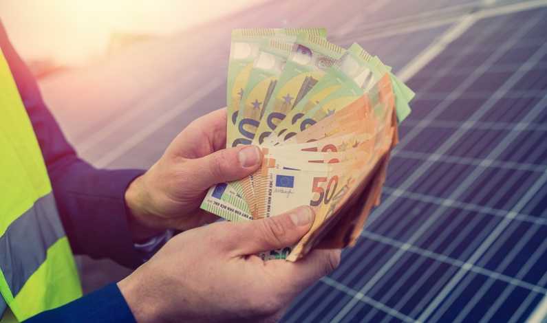 Prosumatorii solicită recuperarea a 300 de milioane de euro de la furnizorii de energie și cer plăți lunare, dar ANRE nu este de acord