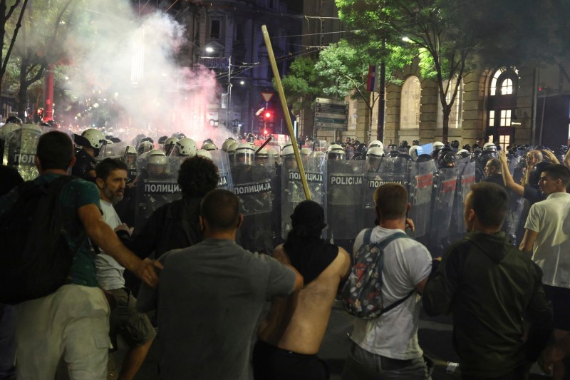 Proteste în Serbia se extind: sediile partidului la putere au fost incendiate