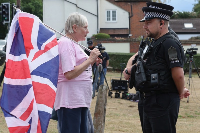 Proteste violente în Marea Britanie în fața unui hotel vizat de o campanie anti-imigrație.