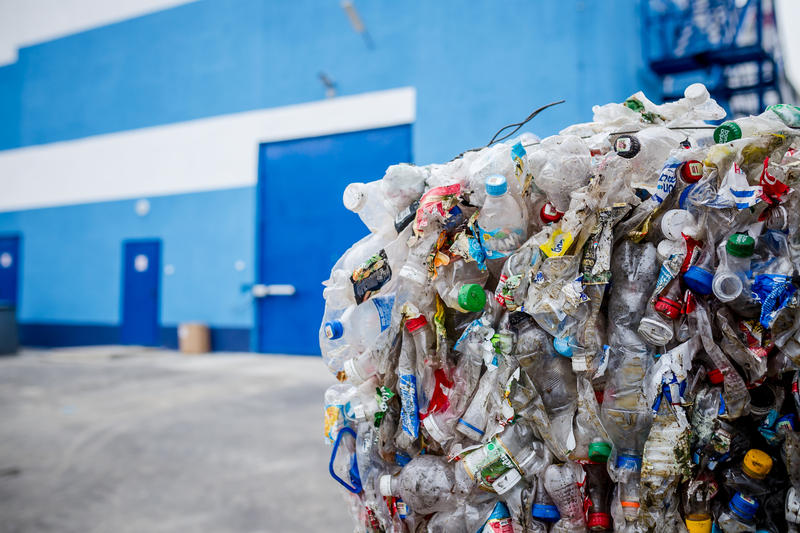 Raport: O criză globală de plastic de 1,5 trilioane de dolari amenință sănătatea umană de la naștere până la bătrânețe