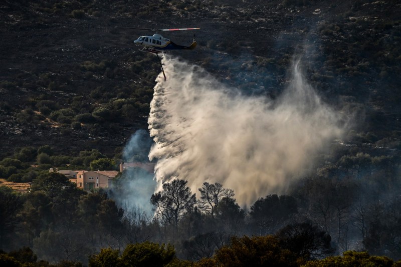 Regiuni turistice din Grecia confruntate cu incendii devastatoare. Alarmă crescută într-o parte semnificativă a țării