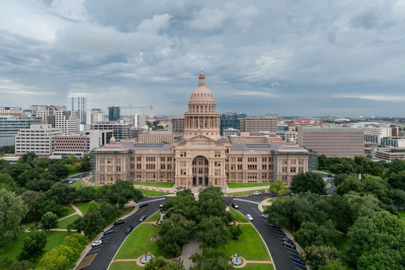 Republicanii din Texas decid arestarea democraților care se opun redesenării districtelor. Trump susține inițiativa