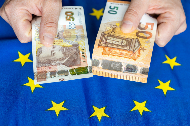Retailerii bulgari trebuie să afișeze prețurile în leva și euro