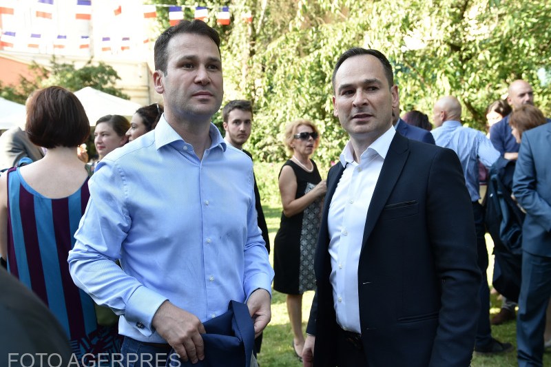 Robert Negoiță a finanțat din bani publici un drum destinat fratelui său în cadrul unui proiect de dezvoltare imobiliară. La comentariul despre legalitatea gestului, primarul Sectorului 3 a declarat pe scurt că observația este justificată.