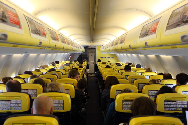 Ryanair majorează bonusurile pentru echipa din aeroport care identifică bagajele de mână supradimensionate la pasageri