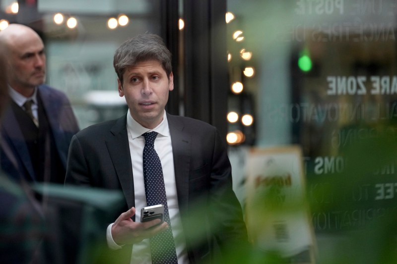 Sam Altman ar putea pierde teren dacă ChatGPT ne duce într-o piață în care, dintre 250 de tarabe, cumpărătorul alege doar una, punând în pericol accesul la web-ul deschis.