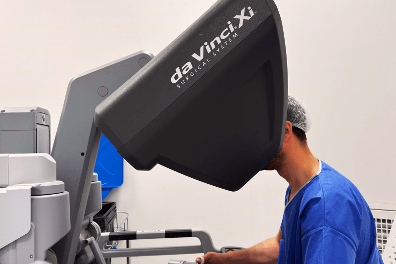 Șansă la o viață fără colostomie: Chirurgia robotică în combaterea cancerului colorectal