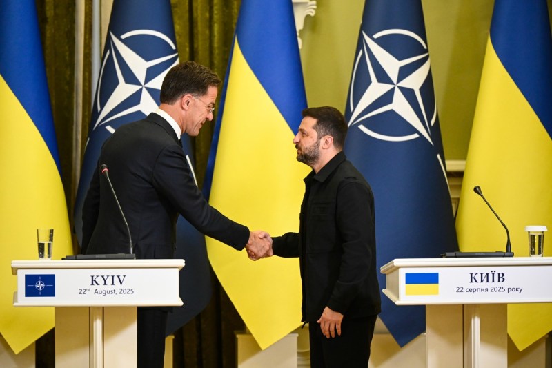 Șeful NATO efectuează o vizită la Kiev pentru a discuta garanțiile de securitate, semnalând colaborare între aliați