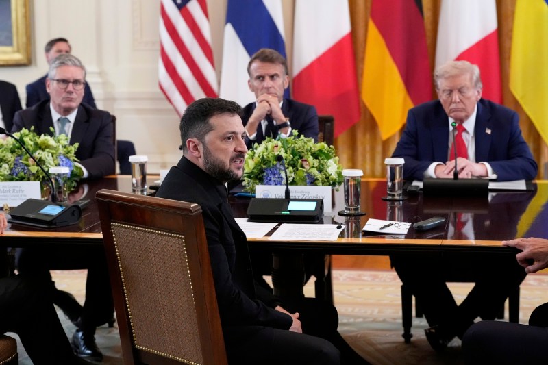 Semnificația unei hărți prezentate neașteptat în Biroul Oval în timpul întâlnirii Trump-Zelenski, cu România în centrul discuțiilor despre pace