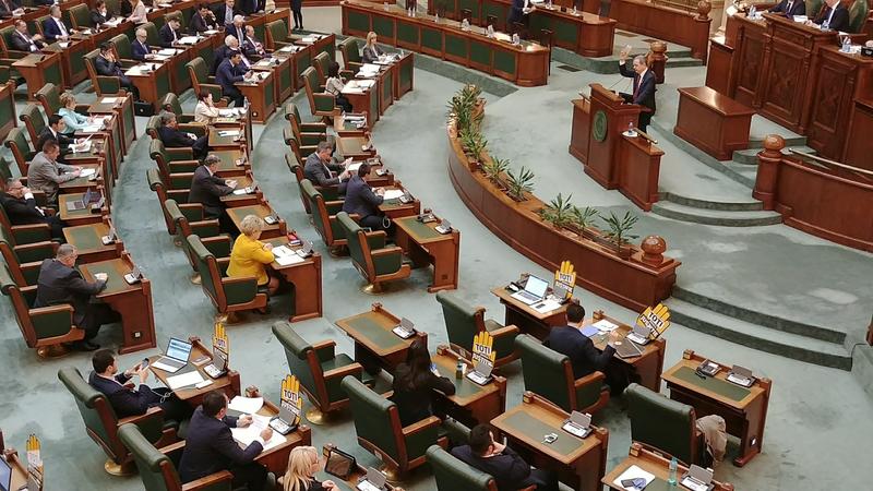 Senatul se convoacă miercuri într-o sesiune extraordinară dedicată unui proiect de pensii speciale și adoptării a două ordonanțe de urgență.