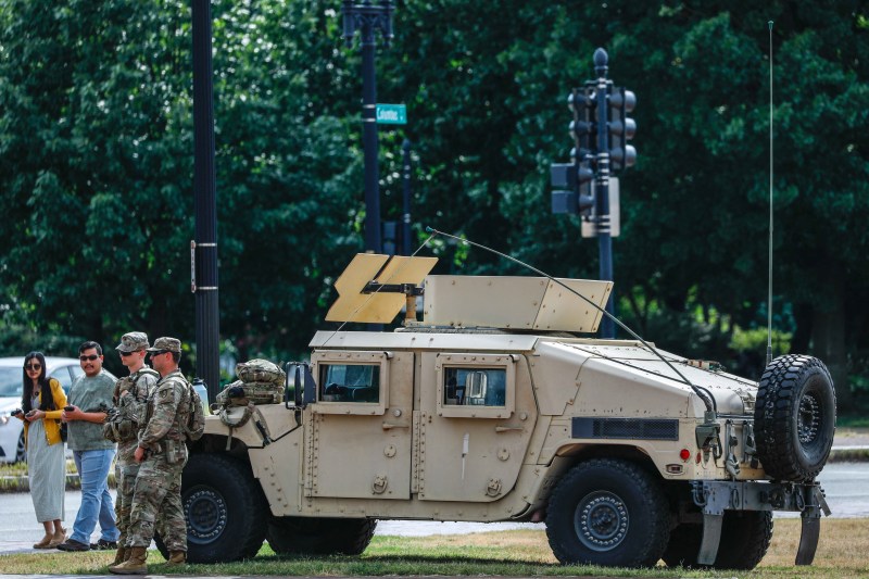 Soldați mobilizați în Washington sub mandatul lui Trump au început să poarte arme; când este permisă folosirea forței