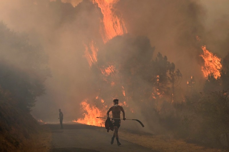 Spania a arestat un bărbat acuzat de inițierea unuia dintre incendiile devastatoare în care și-au pierdut viața doi pompieri.