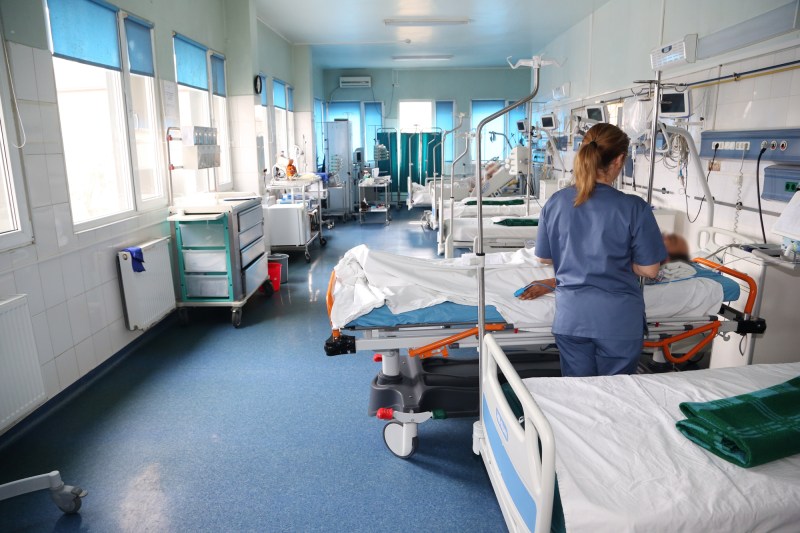 Spitalele care alocă o pondere mai mare bugetului către salarii decât către tratamente vor primi sancțiuni. Guvernul a adoptat un pachet amplu de măsuri în sănătate.