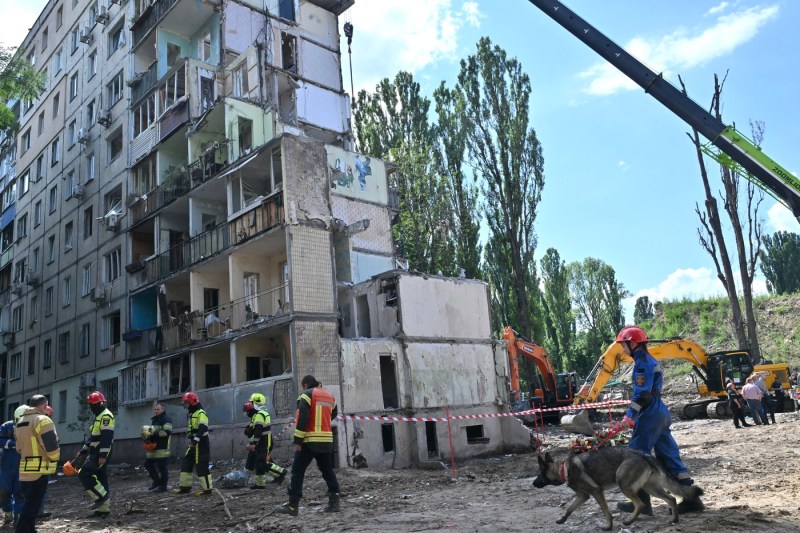 Supraviețuire extraordinară în Kiev: o tânără supraviețuiește căderii de la etajul 9 după o explozie