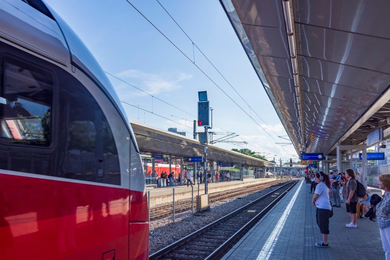 Supraviețuire spectaculoasă: un bărbat se agață de un tren de mare viteză în Austria pentru a-și salva viața