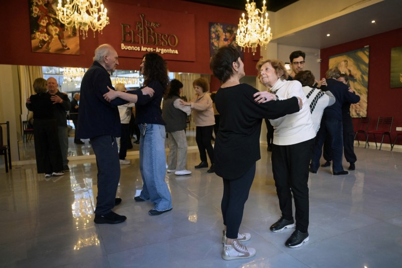 „Terapia prin tango” reprezintă o metodă inovatoare în tratarea unei boli neurologice severe. Dansul contează și nimeni nu poate lua acest beneficiu pacienților.