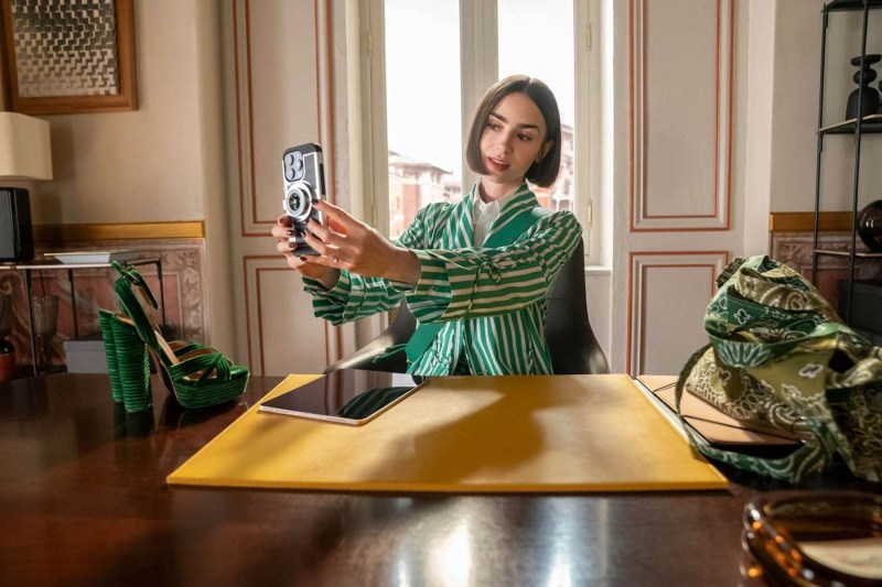 Tragedie pe platourile serialului Emily in Paris: un membru al echipei a murit în timpul producției sezonului al cincilea, iar filmările au fost oprite.