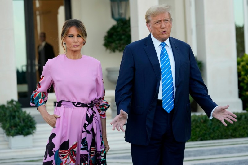 Trump a fost aruncat într-o situație delicată după apariția unei scrisori semnate de Melania Trump. «Domnule președinte, de ce a trimis soția dvs. mesajul doar către Putin, oare pentru că el este agresorul?»