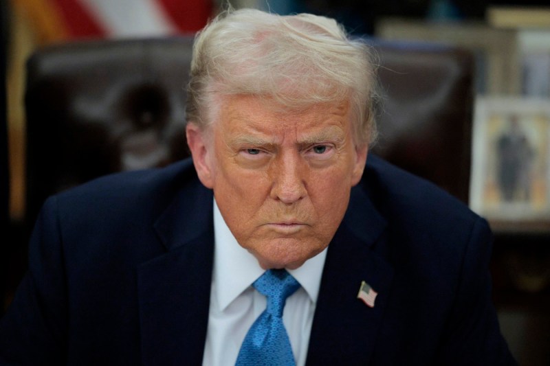 Trump avertizează China: taxe vamale de până la 200% dacă Beijingul nu crește exporturile de magneți din pământuri rare.