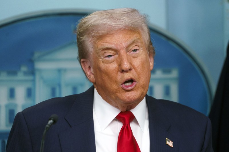 Trump emite o serie de mesaje în timpul reuniunii lui Zelenski cu liderii UE și NATO; critică reportaje nefondate despre întâlnirea din Alaska și proclamă progrese semnificative în relația cu Rusia.
