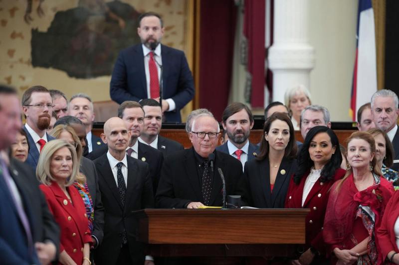 Trump îndeamnă republicanii din Texas să redeseneze hărțile electorale pentru a obține mandate suplimentare în Congres; democrații promit să reacționeze în California.