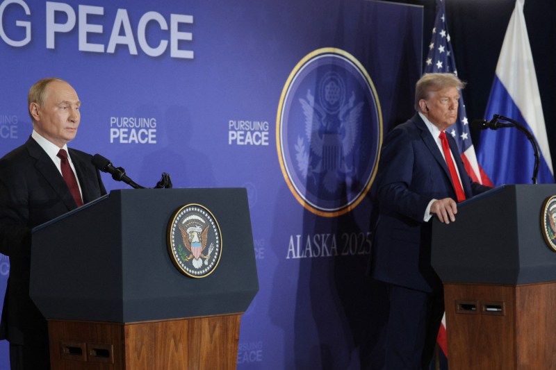Trump și Putin în Alaska: un ziarist rus din delegația oficială de presă venită de la Moscova lansează un mesaj dur în fața celor doi lideri, sugerând că progresele lui Putin reprezintă un eșec major pentru omenire.