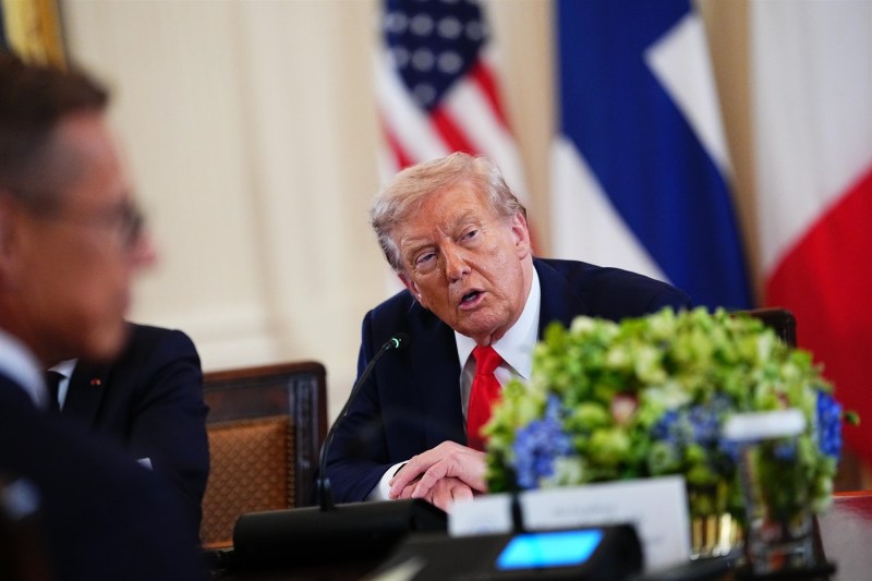 Trump surprins de un microfon deschis în timp ce sugera că Putin vrea să aranjeze o înțelegere în favoarea lui.