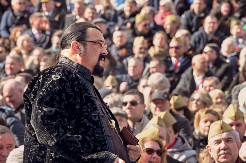 Un actor de la Hollywood ar fi deschis o afacere în Rusia, conform relatărilor din Moscova, iar Steven Seagal este descris ca un rus-american.