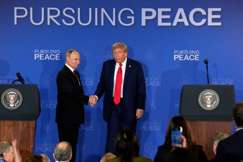 Un antreprenor rus intenționează să depună înregistrarea mărcii 'Întâlnire în Alaska' în contextul summitului dintre Putin și Trump.