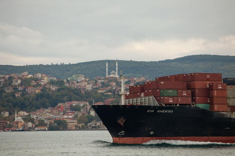 Un cargobot civil, avariat în Marea Neagră în urma unei explozii provocate de un dispozitiv necunoscut; primele evaluări sugerează că nu a fost vorba despre o mină.