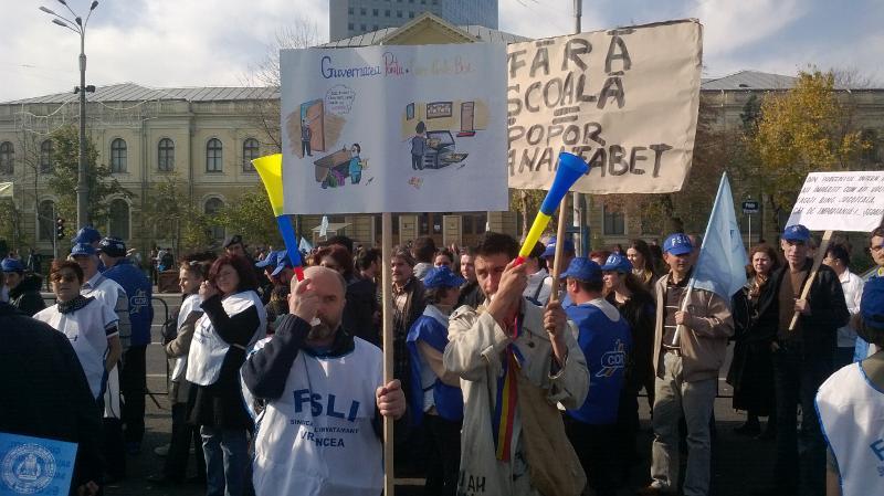 Un lider sindical avertizează că măsura de creștere a normei didactice poate duce la reducerea a 15.000 de posturi și posibile tăieri salariale