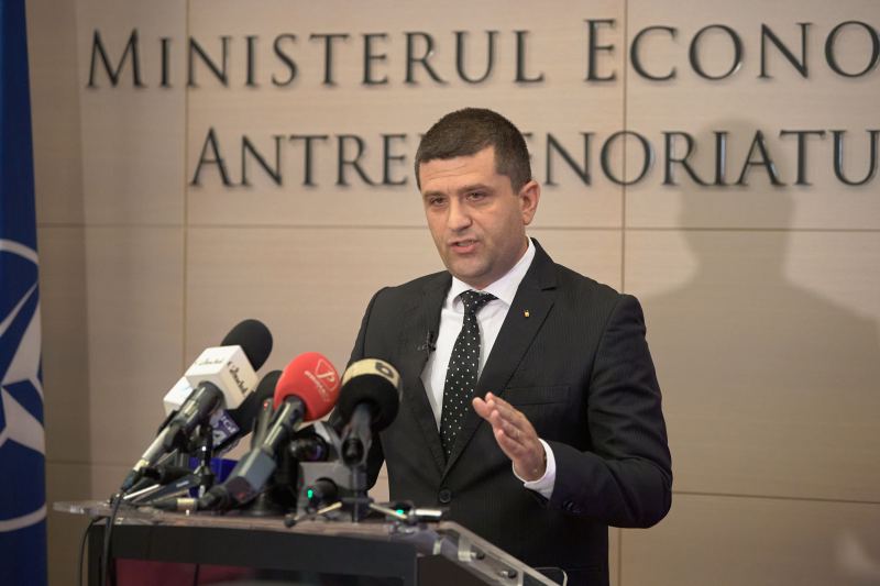 Un nou conflict în coaliție după ce ministrul USR pentru Economie a anunțat că a primit 600 de CV-uri de la doritori să participe la reforma companiilor de stat.