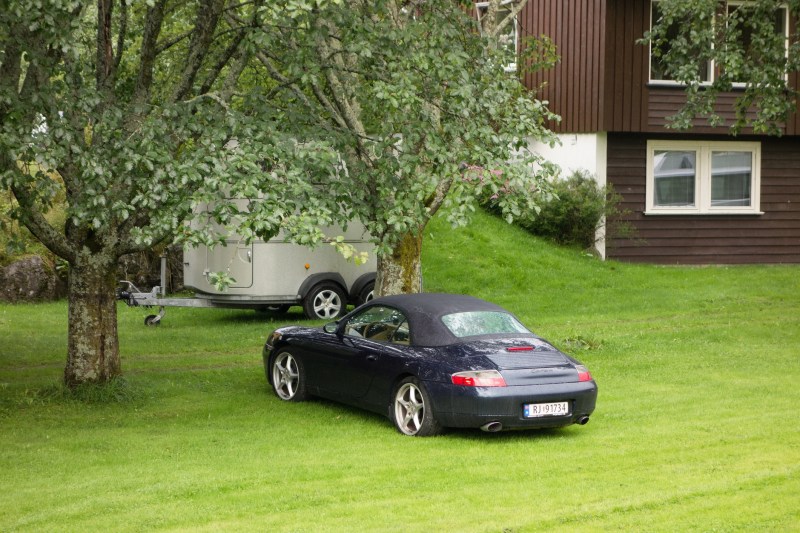 Un Porsche Carrera abandonat creează vâlvă într-un cartier din Amsterdam