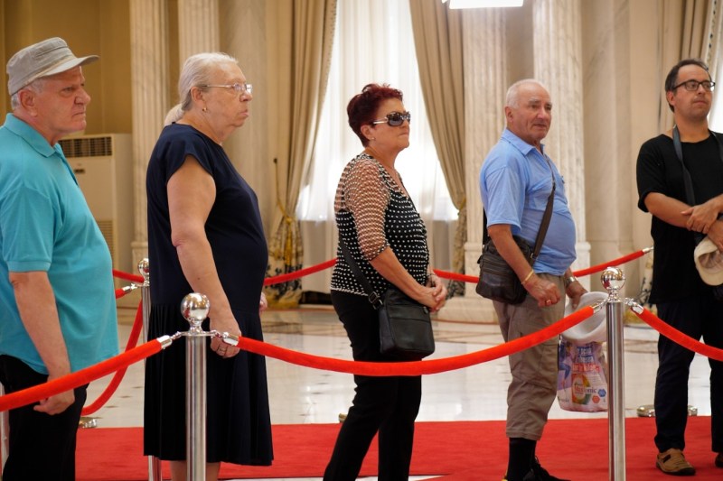 Un ultim omagiu pentru Ion Iliescu: Amintirile celor care au venit să-și ia rămas bun